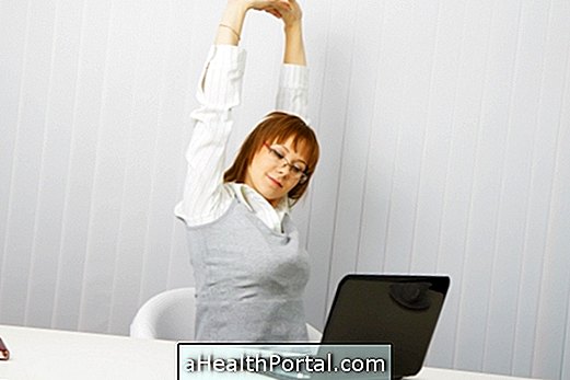 8 strækker sig for at bekæmpe rygsmerter på arbejdspladsen