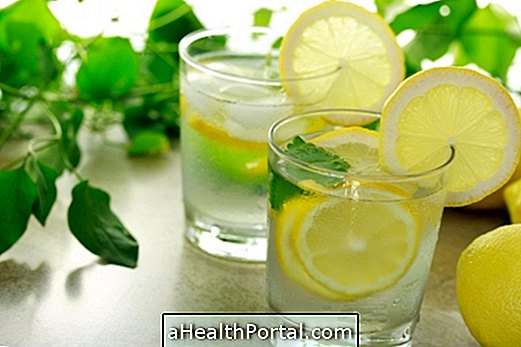 Hvordan man bruger vand og citron til at løsne tarmene