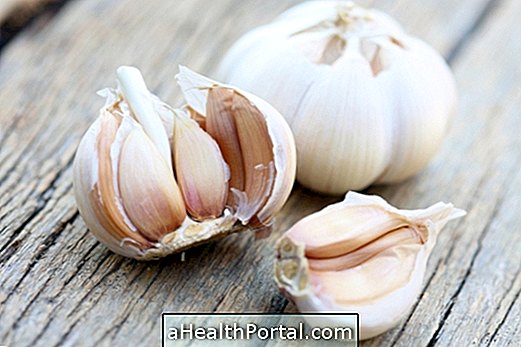 How to Make a Natural Antibiotic with Garlic