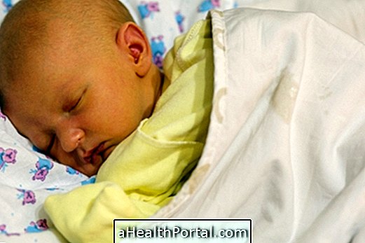 Hvad forårsager og hvordan man behandler neonatal hyperbilirubinæmi